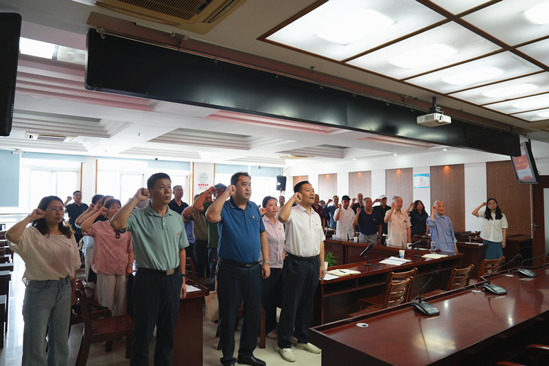 银发丹心映初心 重温誓言庆华诞